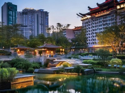 济南索菲特酒店位于济南哪个区域？