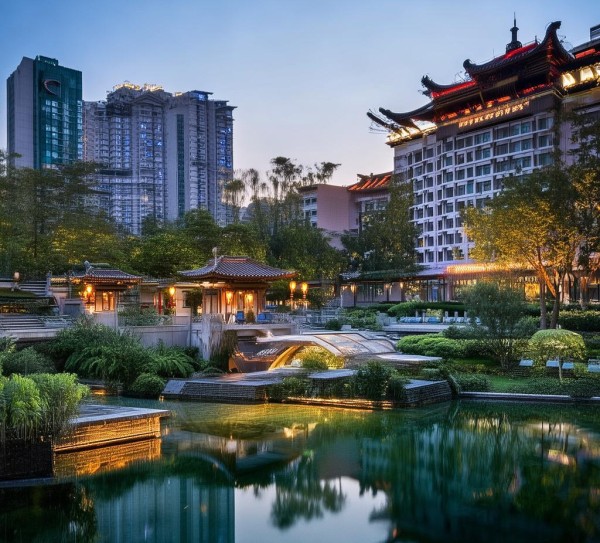 济南索菲特酒店位于济南哪个区域？